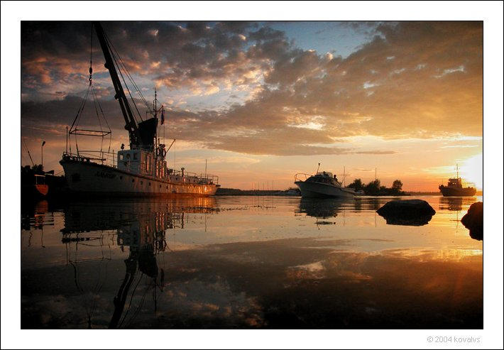 http://fc02.deviantart.com/fs4/i/2004/189/d/b/sunset_in_the_little_harbour.jpg